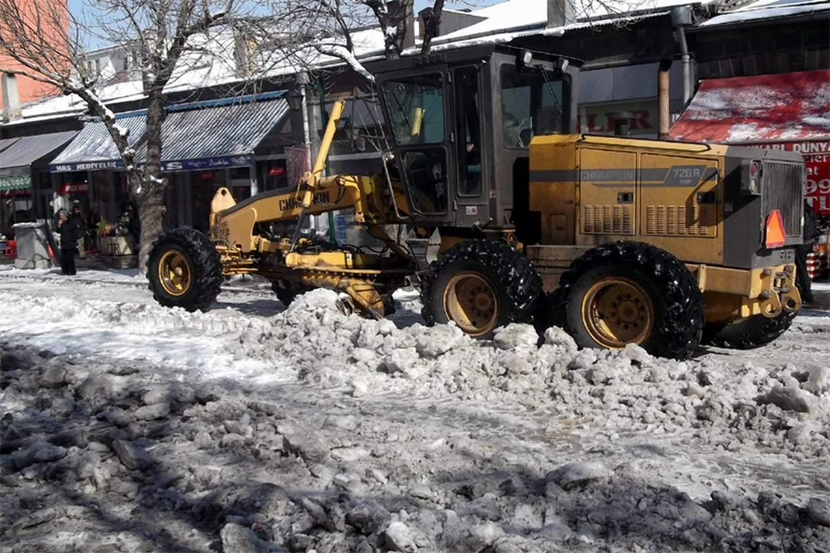 Kars Belediyesi Caddelerin Kar ve Buzunu Temizledi