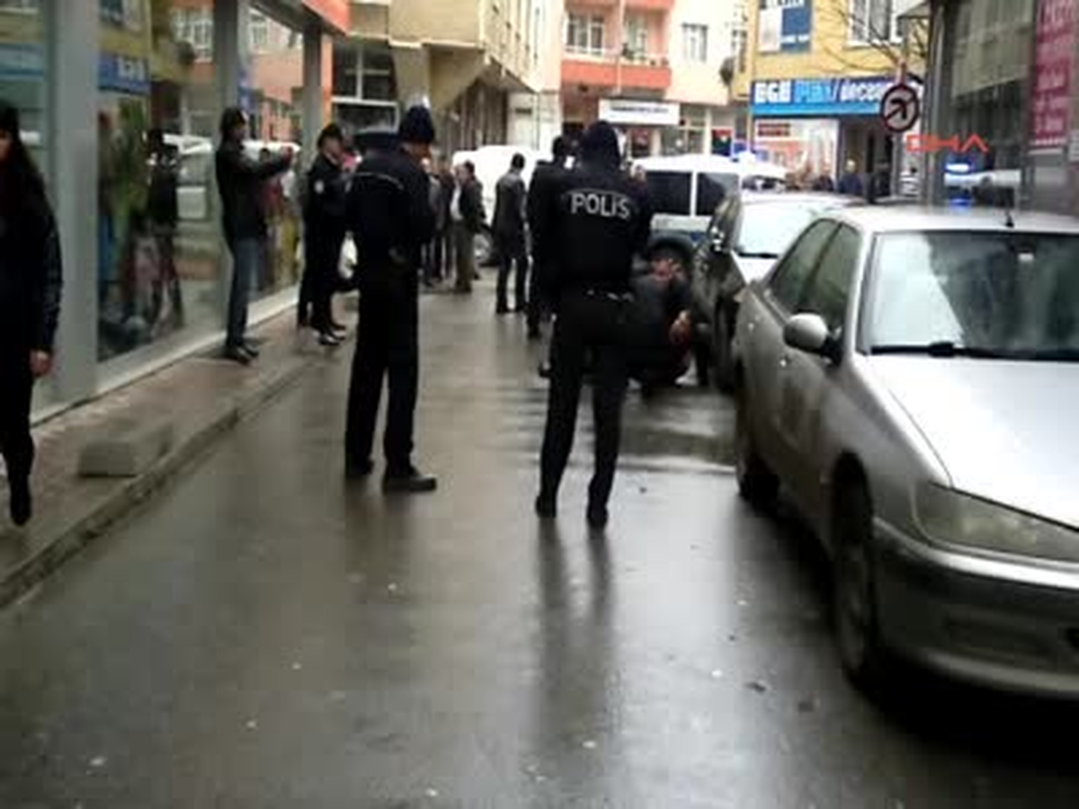 Madde Bağımlısı Bir Kişi, Tartıştığı Gençler Tarafından Sokak Ortasında Kurşunlandı