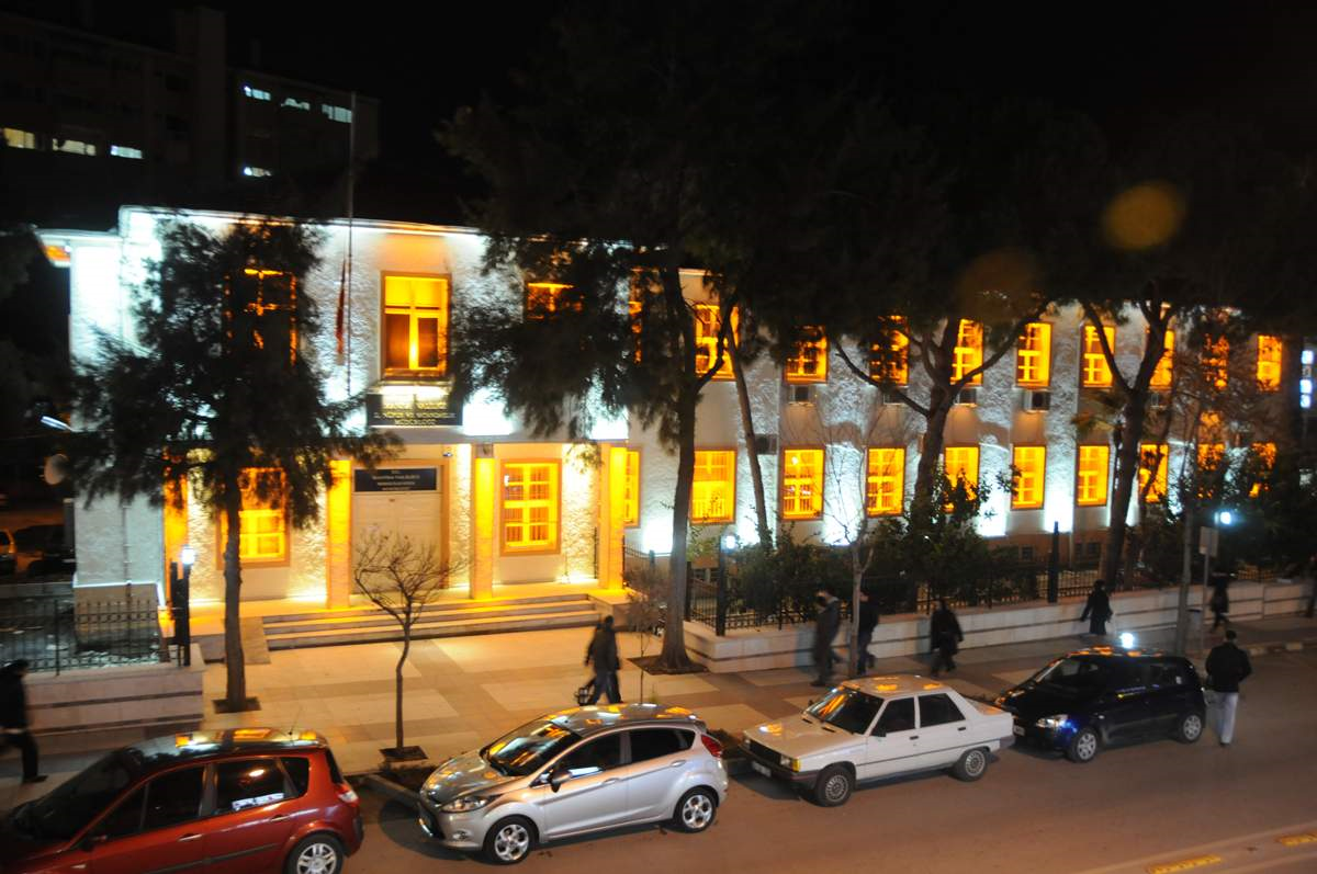 Manisa\'da Resmi Kurumların Binaları Işıklandırılıyor
