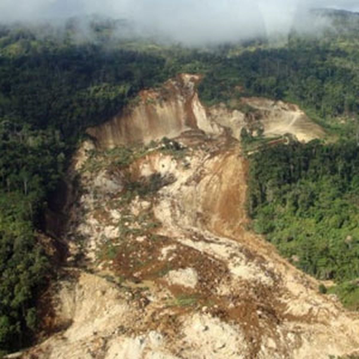 Papua Yeni Gine'de Toprak Kayması