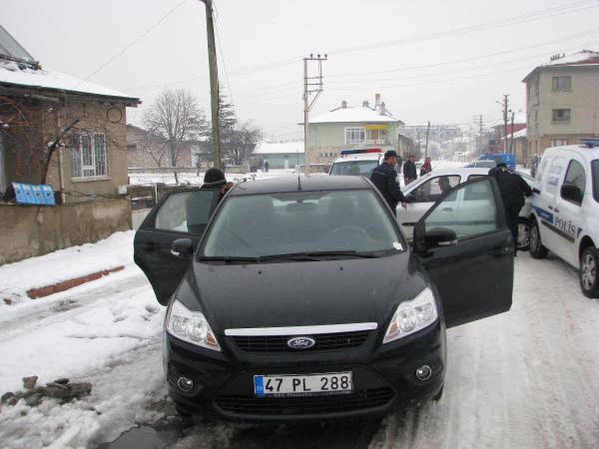 Polisten Kaçan Sürücünün Otomobilinde 20 Kilo Esrar Ele Geçirildi