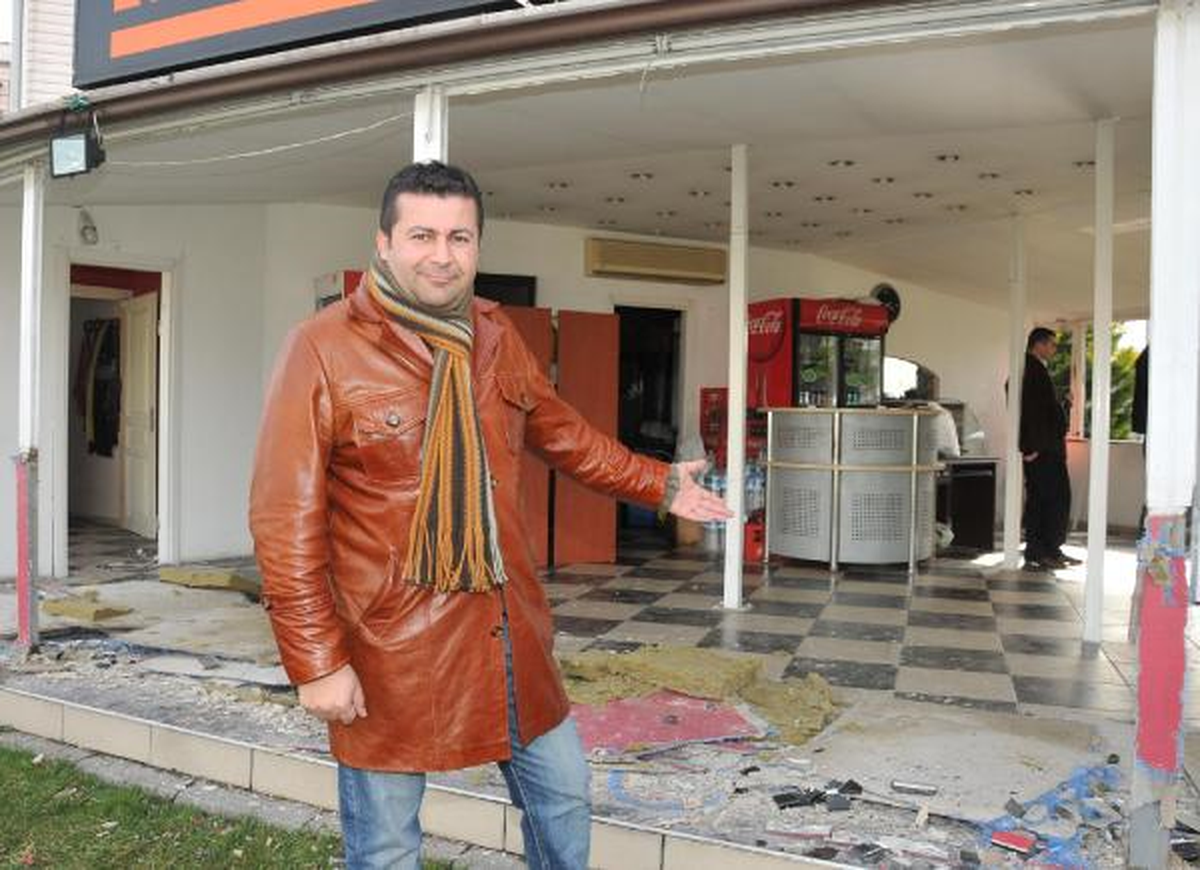 Radyoda Başkan\'ı Eleştirdiği İçin İşyerinin Yıkıldığını İddia Etti
