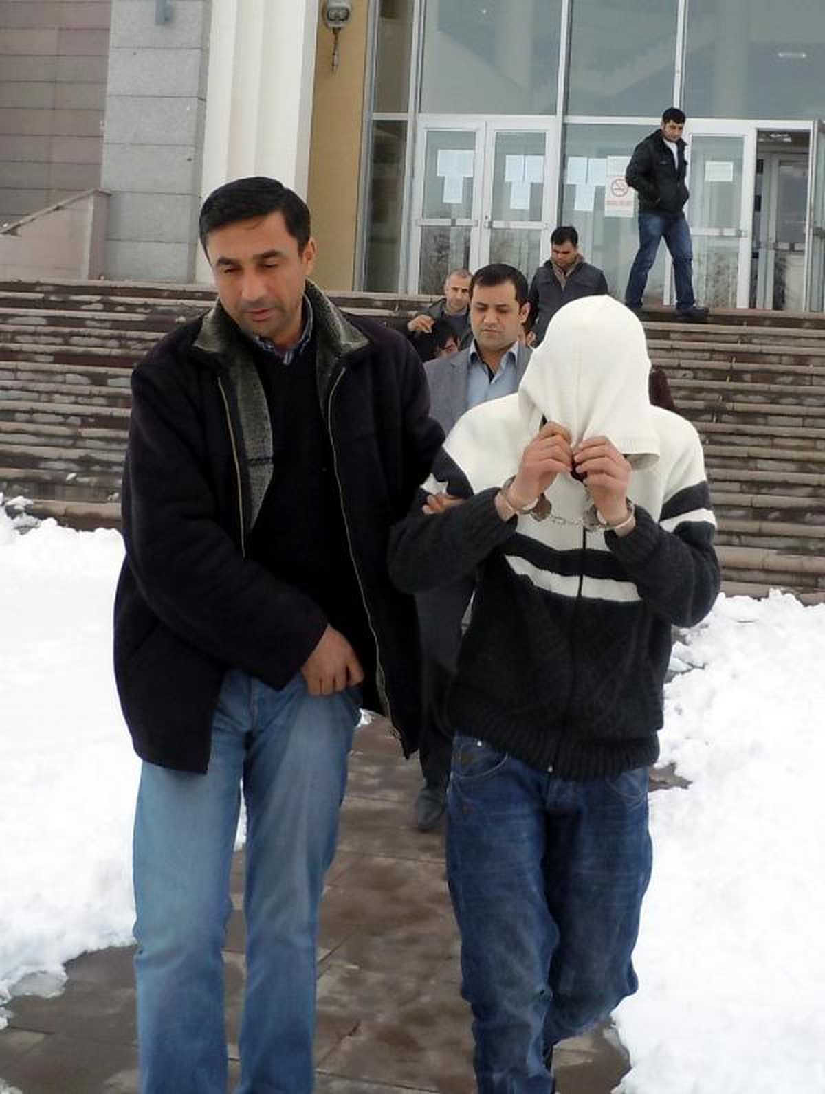 Sağlık Ocağı'nı Soydular, Kardaki Lastik İzinden Yakalandılar