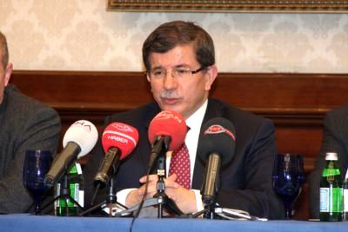 "Sarkozy Çok Tehlikeli Bir Oyun Oynuyor"