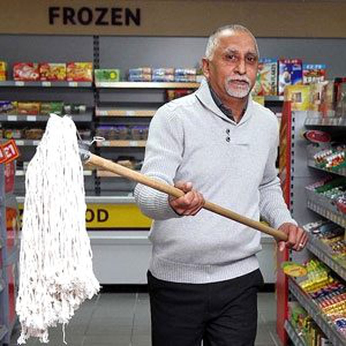 Silahlı Hırsızları Paspasla Kovaladı!