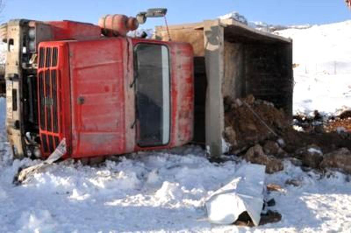 Sivas\'ta Taş Yüklü Kamyon Devrildi: 1 Ölü (Fotoğraflı