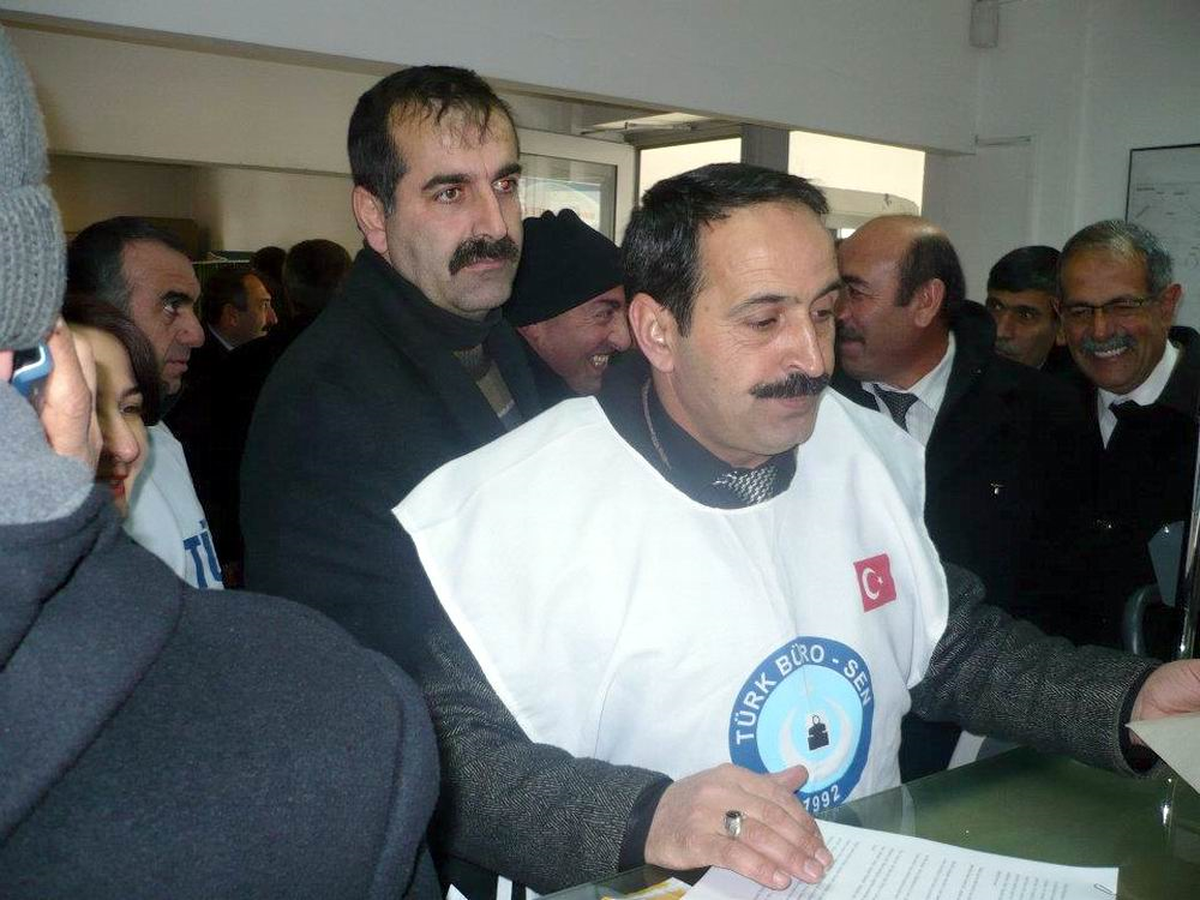 Türk Büro-Sen'den Bakanlığa Dilekçe Protestosu