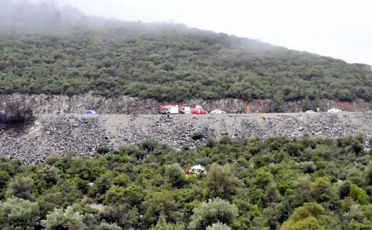 Uçuruma Yuvarlanan Kamyonetteki 3 Kişi Öldü, 1 Kişi Yaralandı