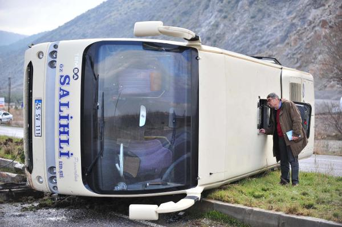 Yolcu Alırken Midibüsü Devirdi: 2 Yaralı