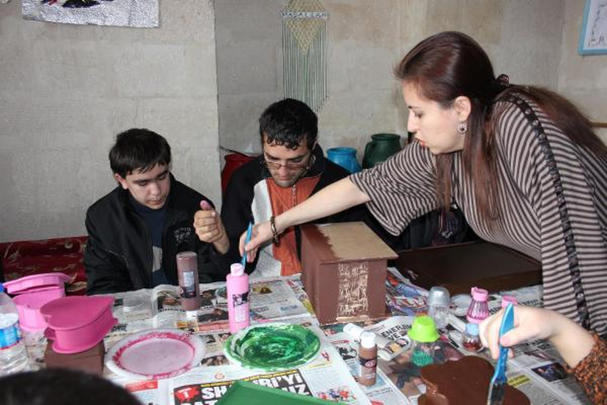 Zihinsel Engelliler Ev Aksesuarı Yapmayı Öğreniyor