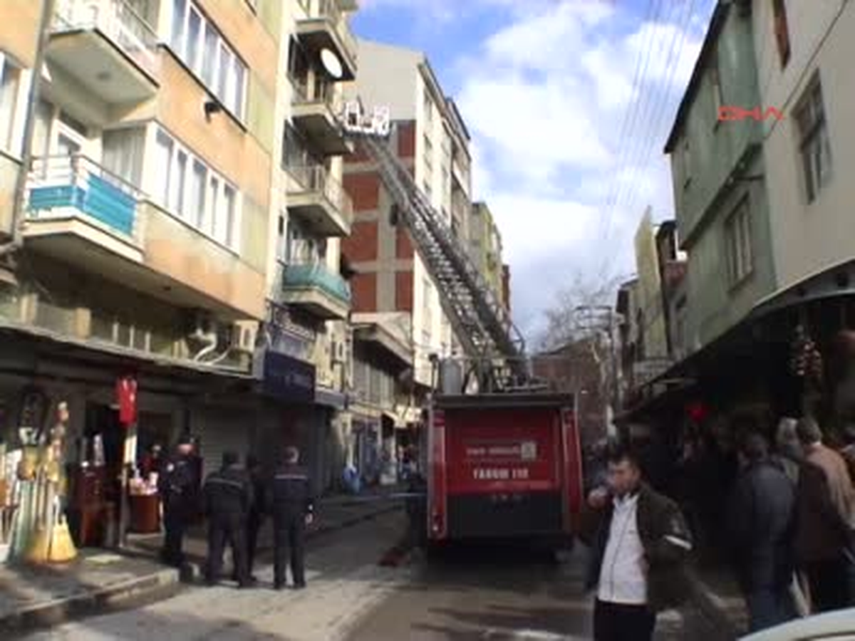 7 Aylık Hamile Gelin Ölümden Döndü Balıkesir\'de Bir Binanın 3\'üncü Katındaki Dairede Çıkan Yangın...