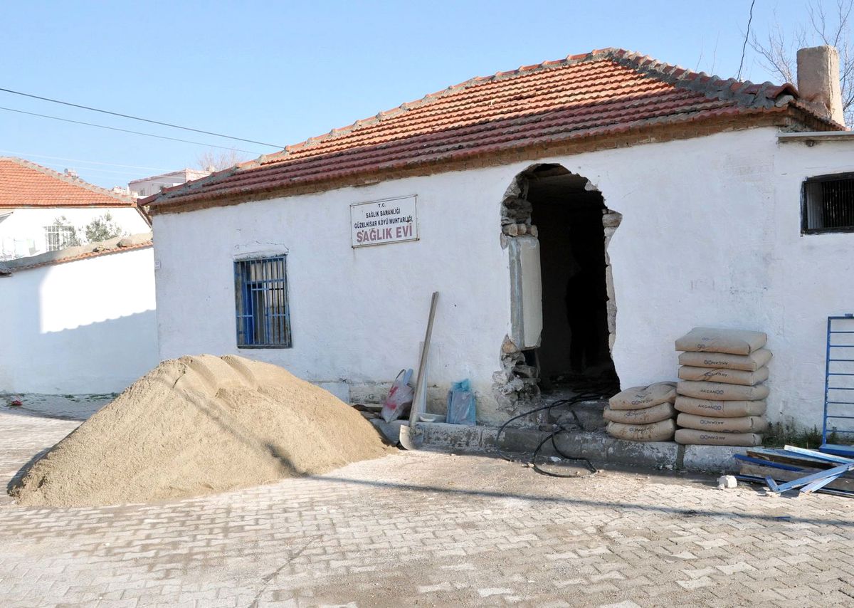 Aliağa Belediyesi, Sağlık Evi ve Öğretmen Evi Onarımları Yapıyor