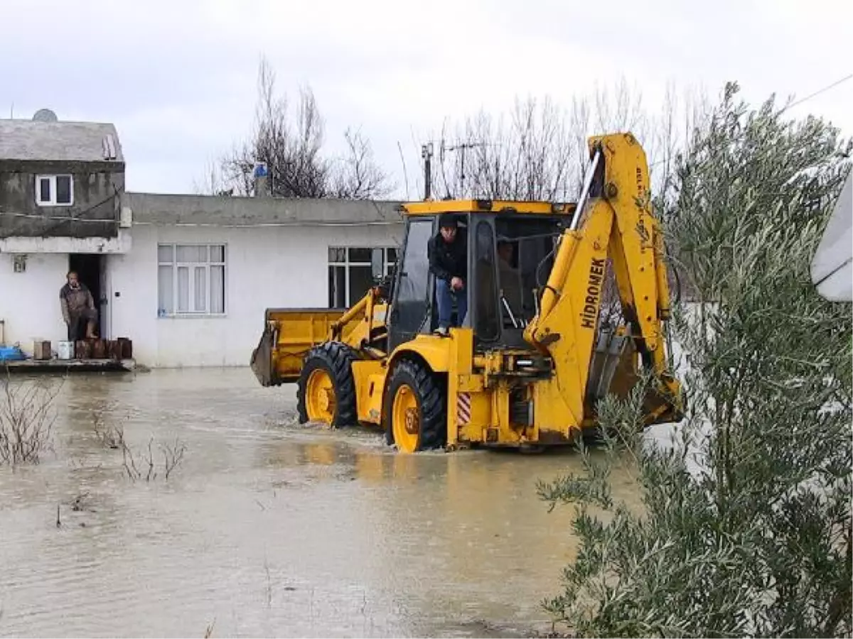 Antalya\'da Yağmur ve Fırtına Tarım Alanlarına Zarar Verdi