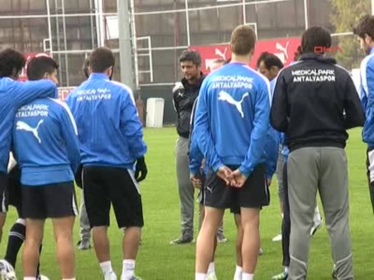 Antalyaspor Teknik Direktörü Özdilek: "Hakemlerin Tavrından Sıkıntılıyız"