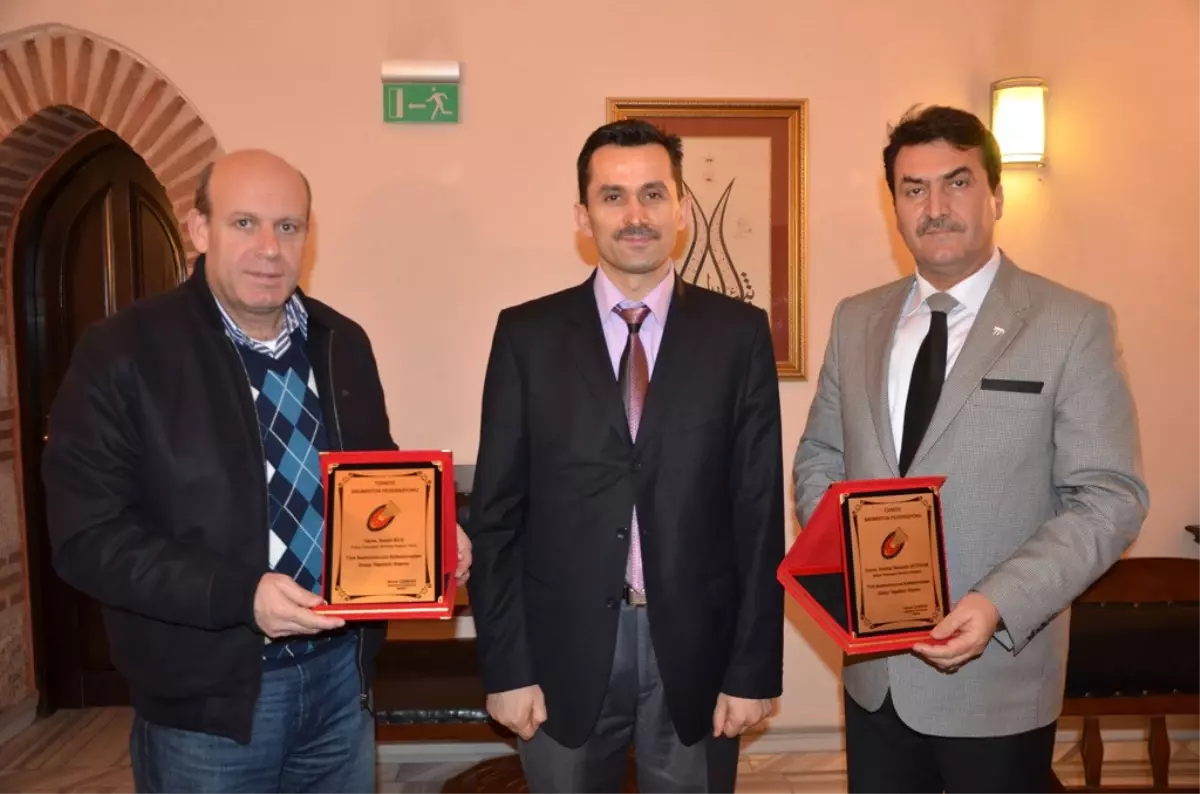 Badmintonculardan Dündar\'a Teşekkür Plaketi