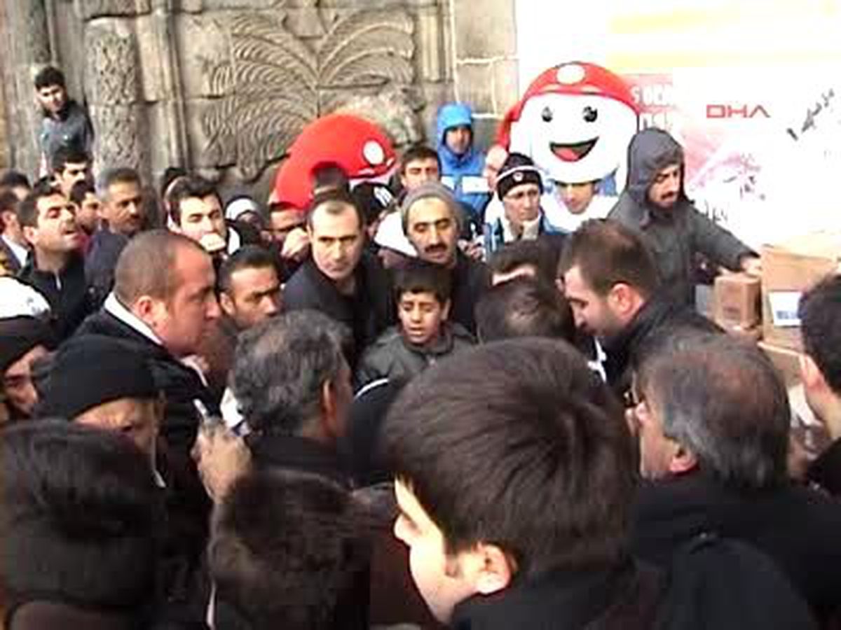 Bedava Cd Almak İsteyenler İzdiham Yarattı
