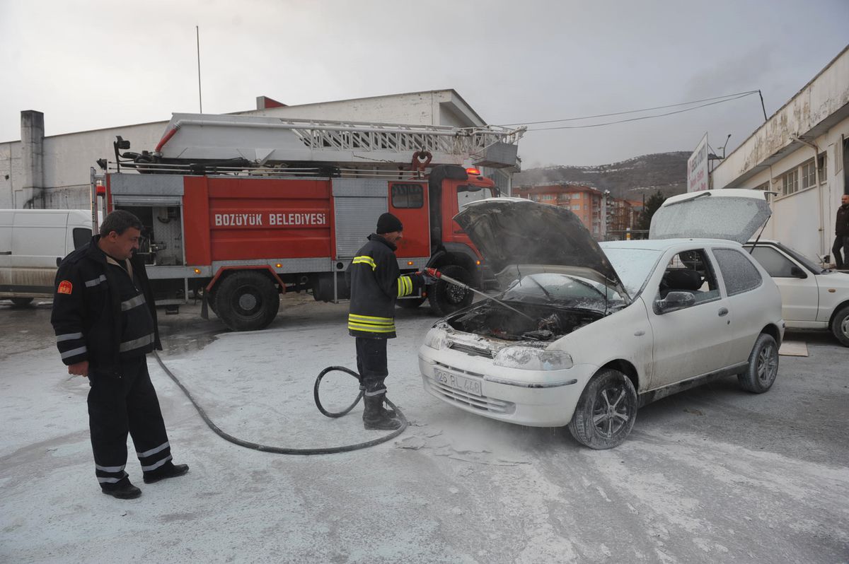 Benzinlikte Alev Alan Otomobil Korkuttu