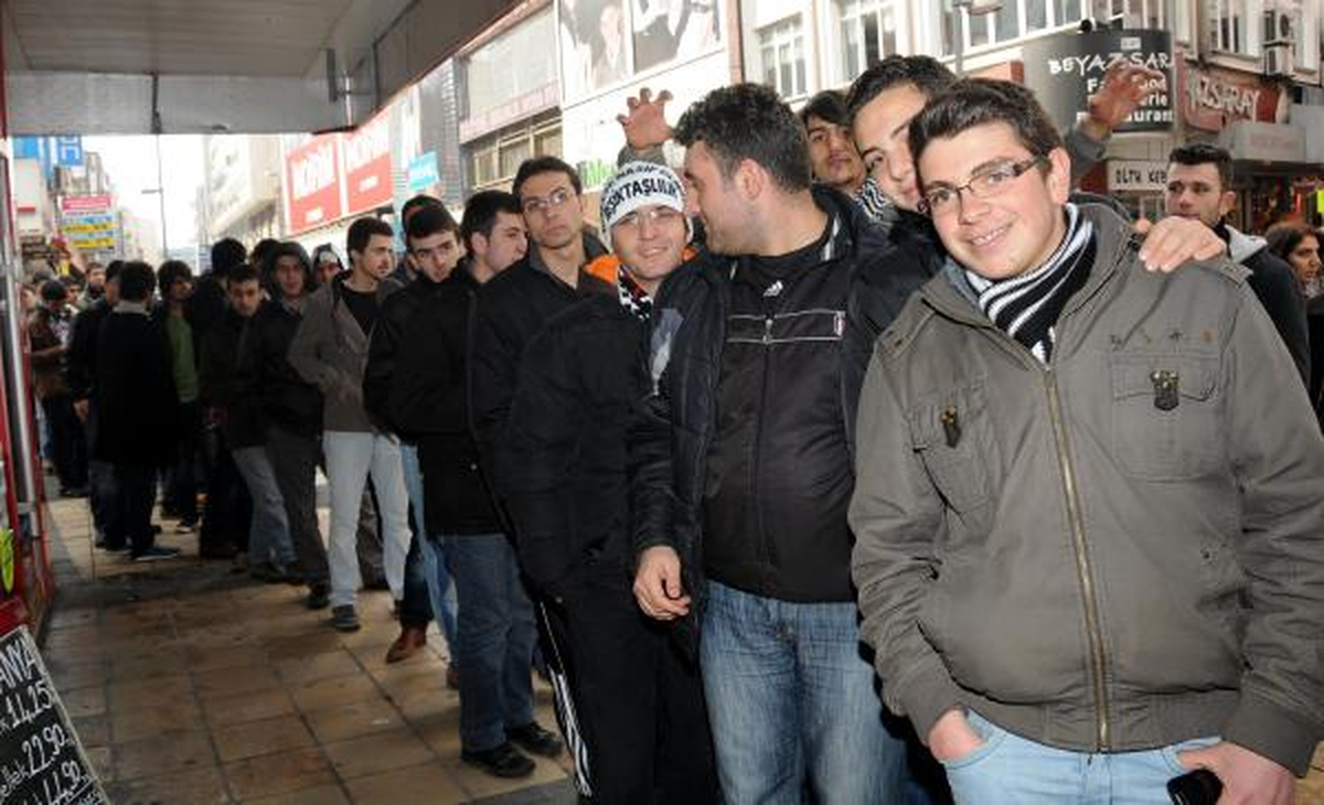 Beşiktaşlı Taraftarlar Biletlere Hücum Etti