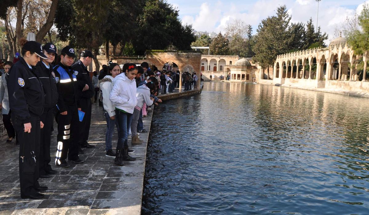 Birecik Emniyeti'nden Öğrencilere Karne Hediyesi