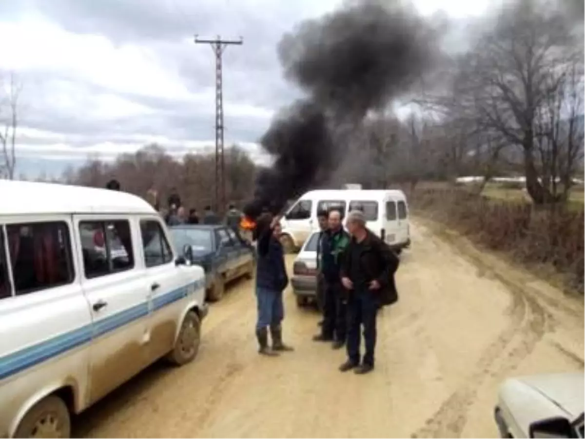 Çamurdan Bıkan Köylüler Yolu Kapattı