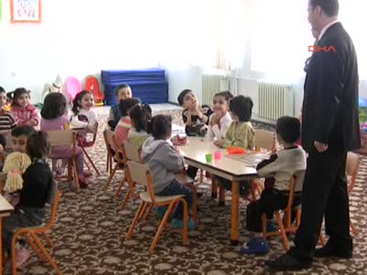 Çocuklar Okulda Büyükler Kursta