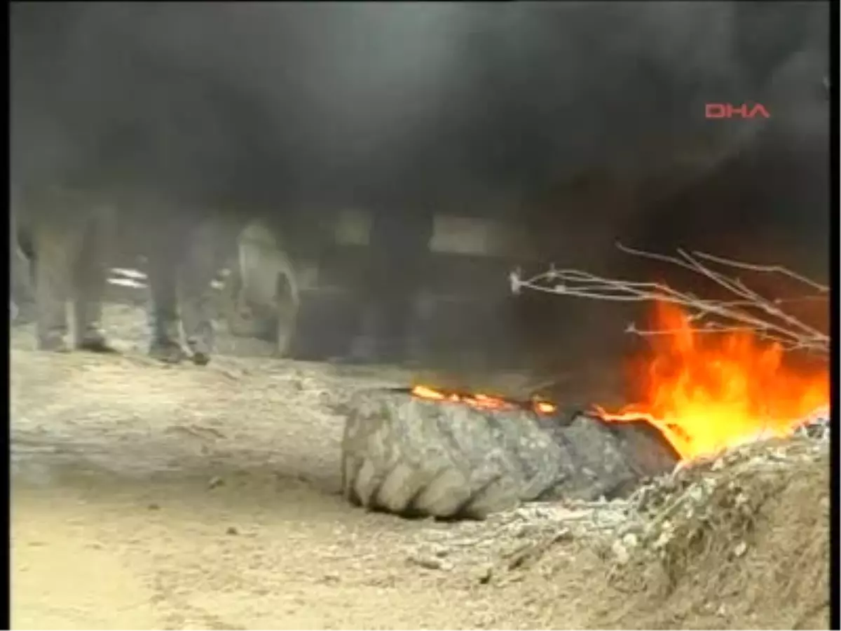 Çamurdan Bıkan Köylüler Yolu Kapattı