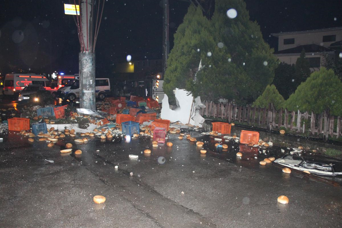 Ekmek Kamyoneti Takla Atınca Yol Fırına Döndü