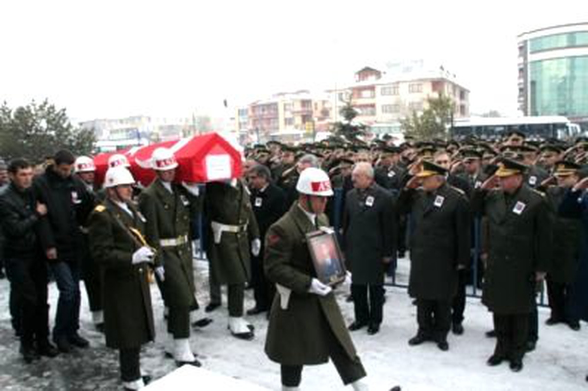 Şehit Pilot Erzincan'da Toprağa Verildi