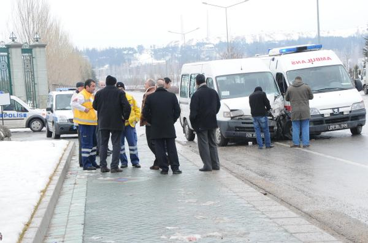 Eskişehir\'de Ambulans Kaza Yaptı, 3 Kişi Yaralandı
