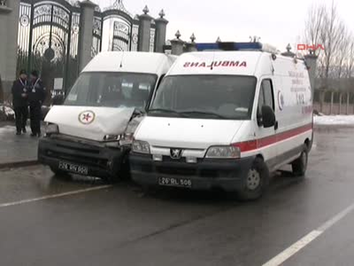 Eskişehir\'de Ambulans Kaza Yaptı, 3 Kişi Yaralandı