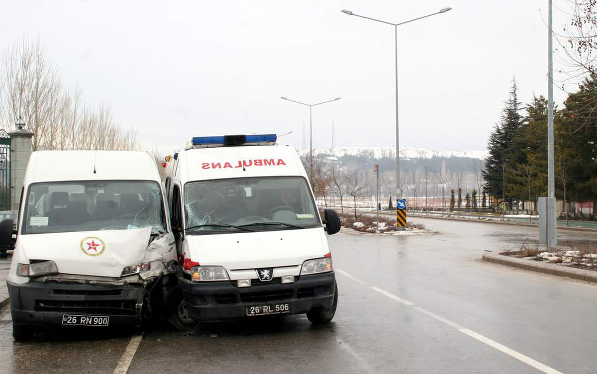 Eskişehir'de Ambulans Kazası: 3 Yaralı