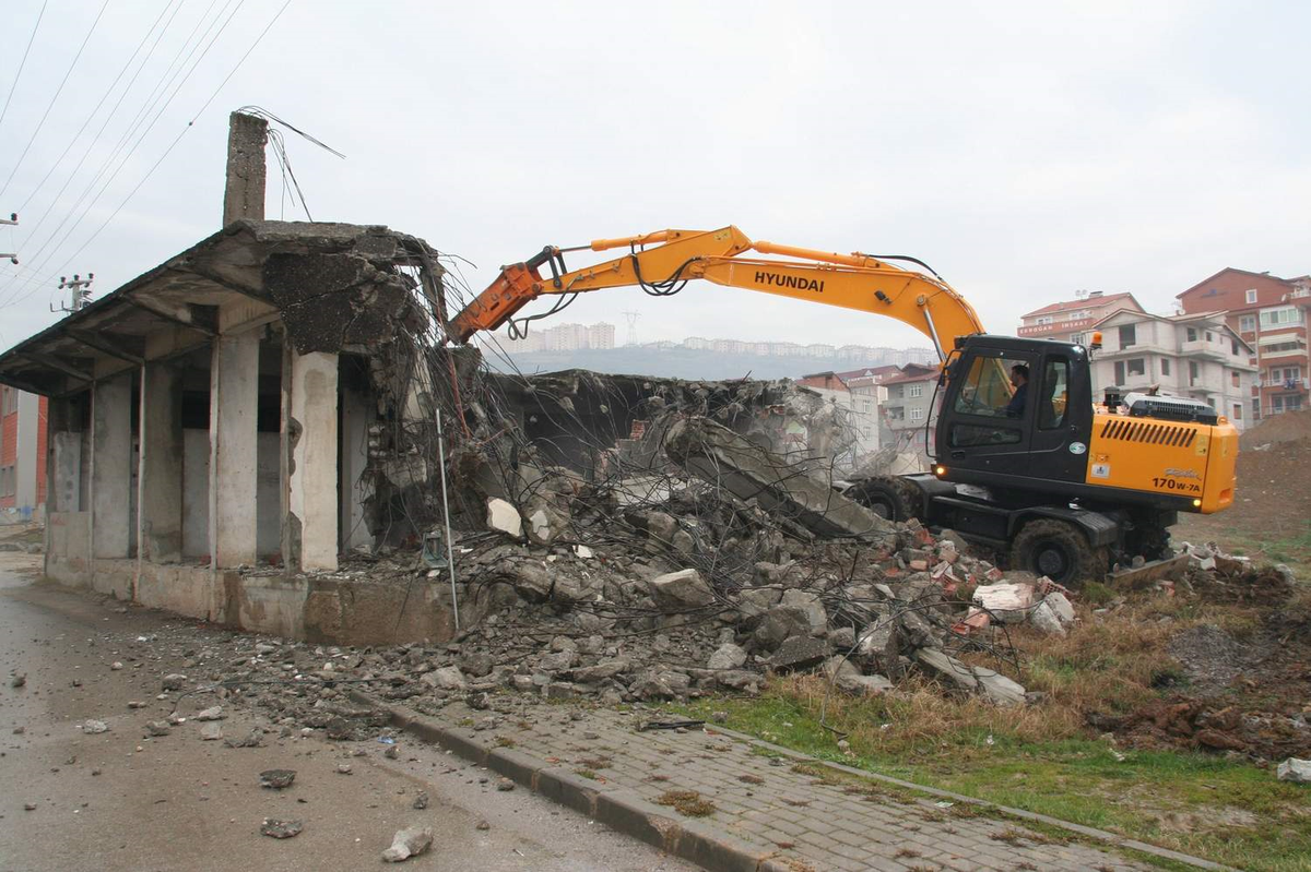 İzmit'te İmara Aykırı Yapı Yıkıldı