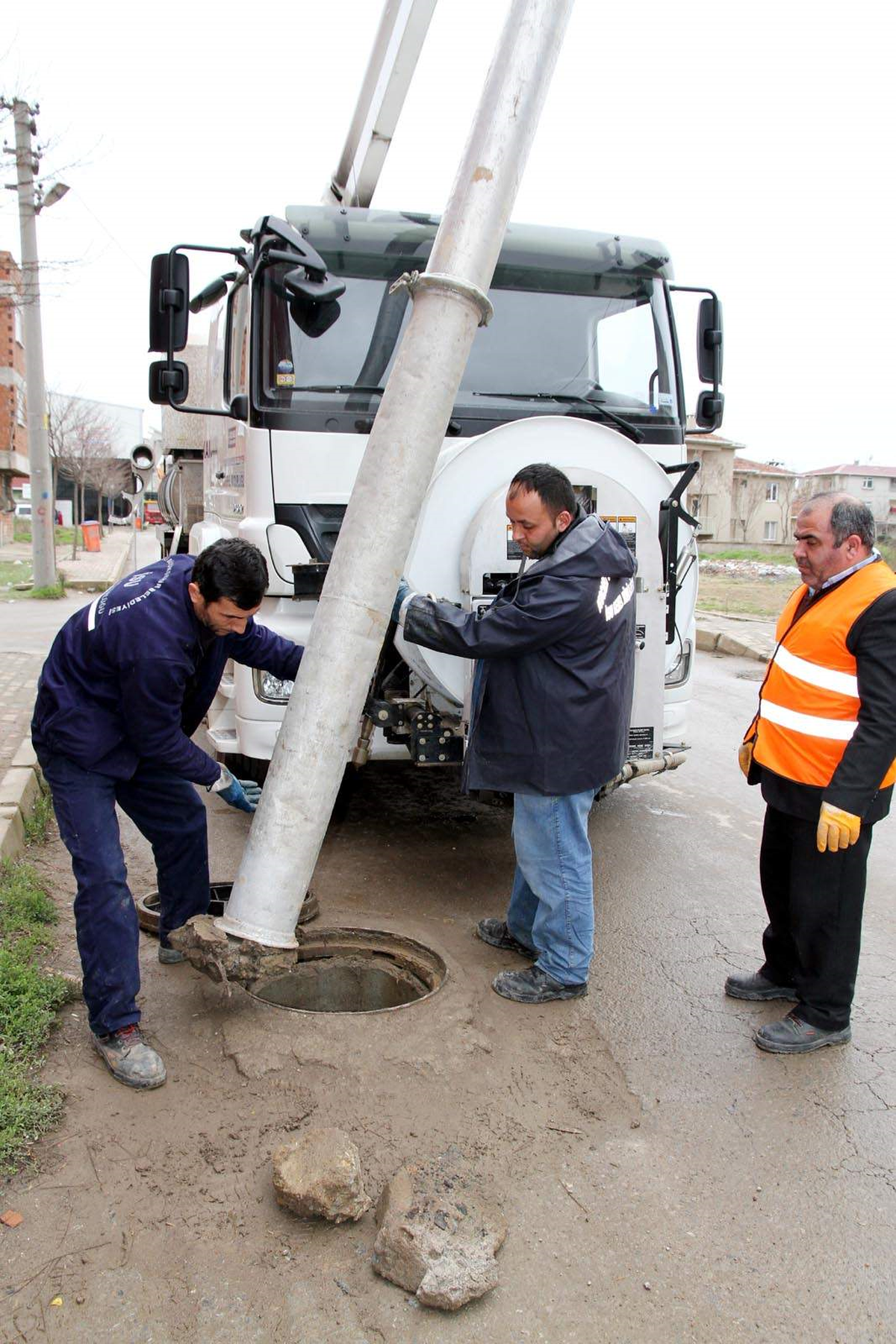 İzmit\'te Rögarlardan Çıkan Malzemeler Şaşırtıyor