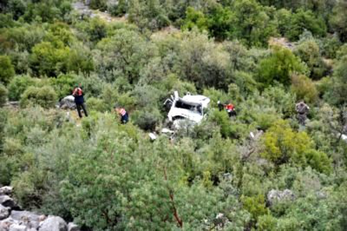 Kamyonet Makilik Alana Yuvarlandı: 3 Ölü