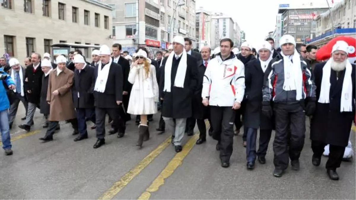 Kış Sporları Festivali Kar Heykeli Sergisiyle Başladı