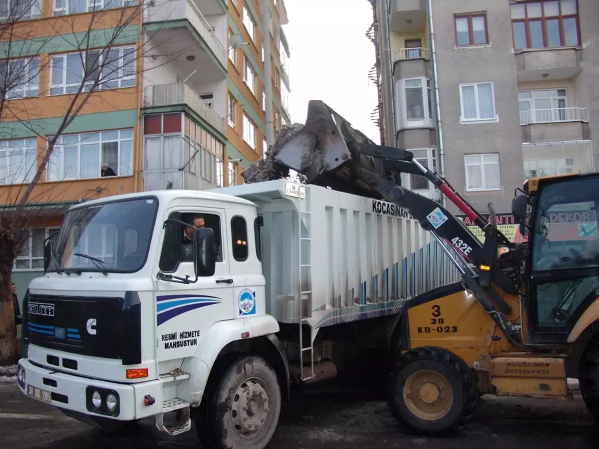 Kocasinan Ana Caddeleri Buzdan Temizledi