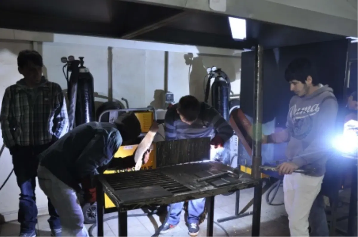 Kursiyerler Sertifika İle Ödüllendiriliyor