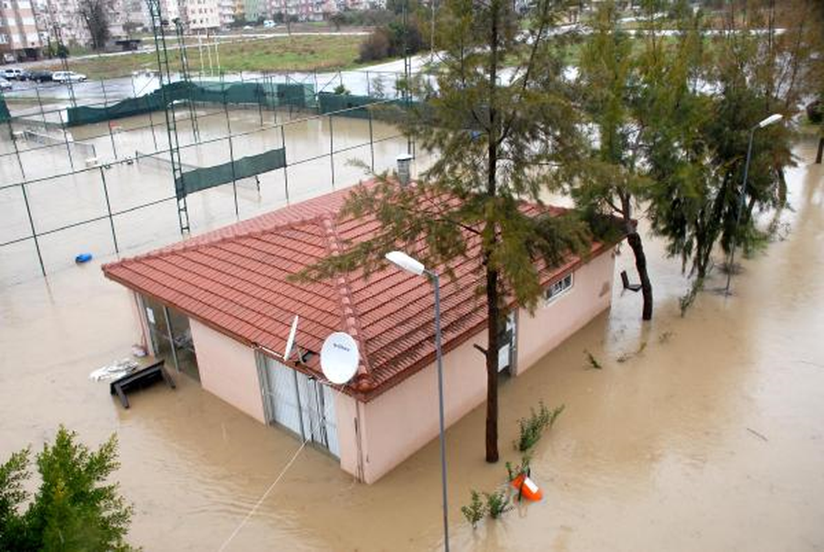 Manavgat Irmağı\'nda Su Seviyesi Yükseldi, İşyerleri Su Altında Kaldı
