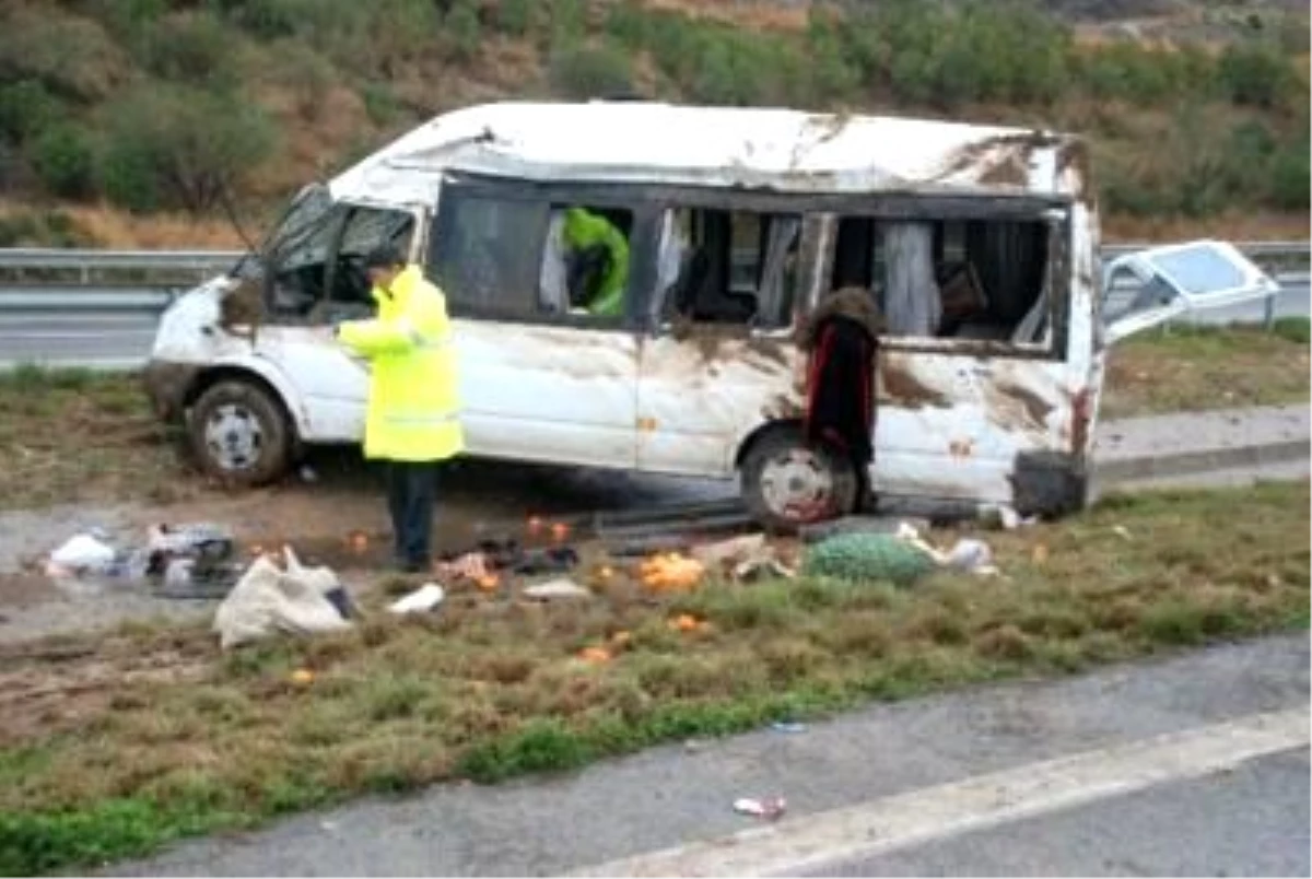 Narenciye İşçilerini Taşıyan Minibüs Takla Attı: 2 Ölü, 13 Yaralı