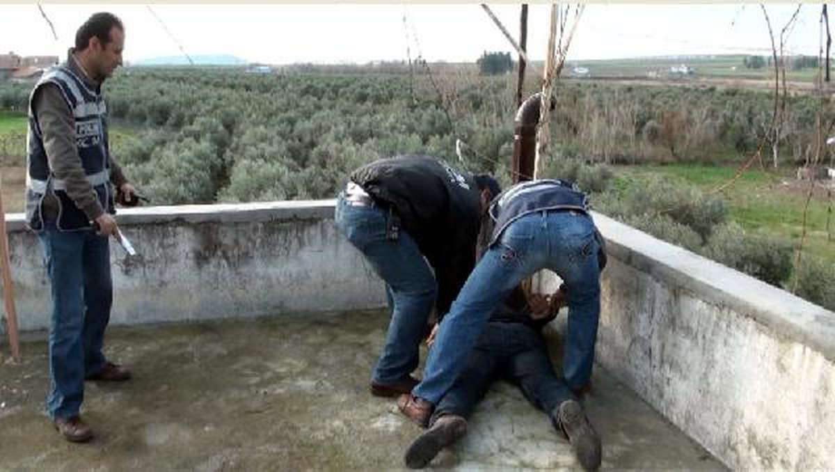 Polisten Kaçan Uyuşturucu Taciri Evin Damında Yakalandı