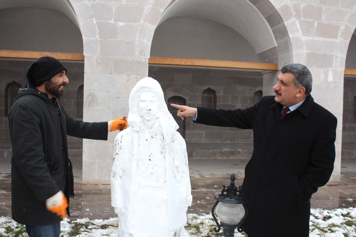 Sanatını Kardan Yaptığı İnsan Figürüyle de Gösterdi
