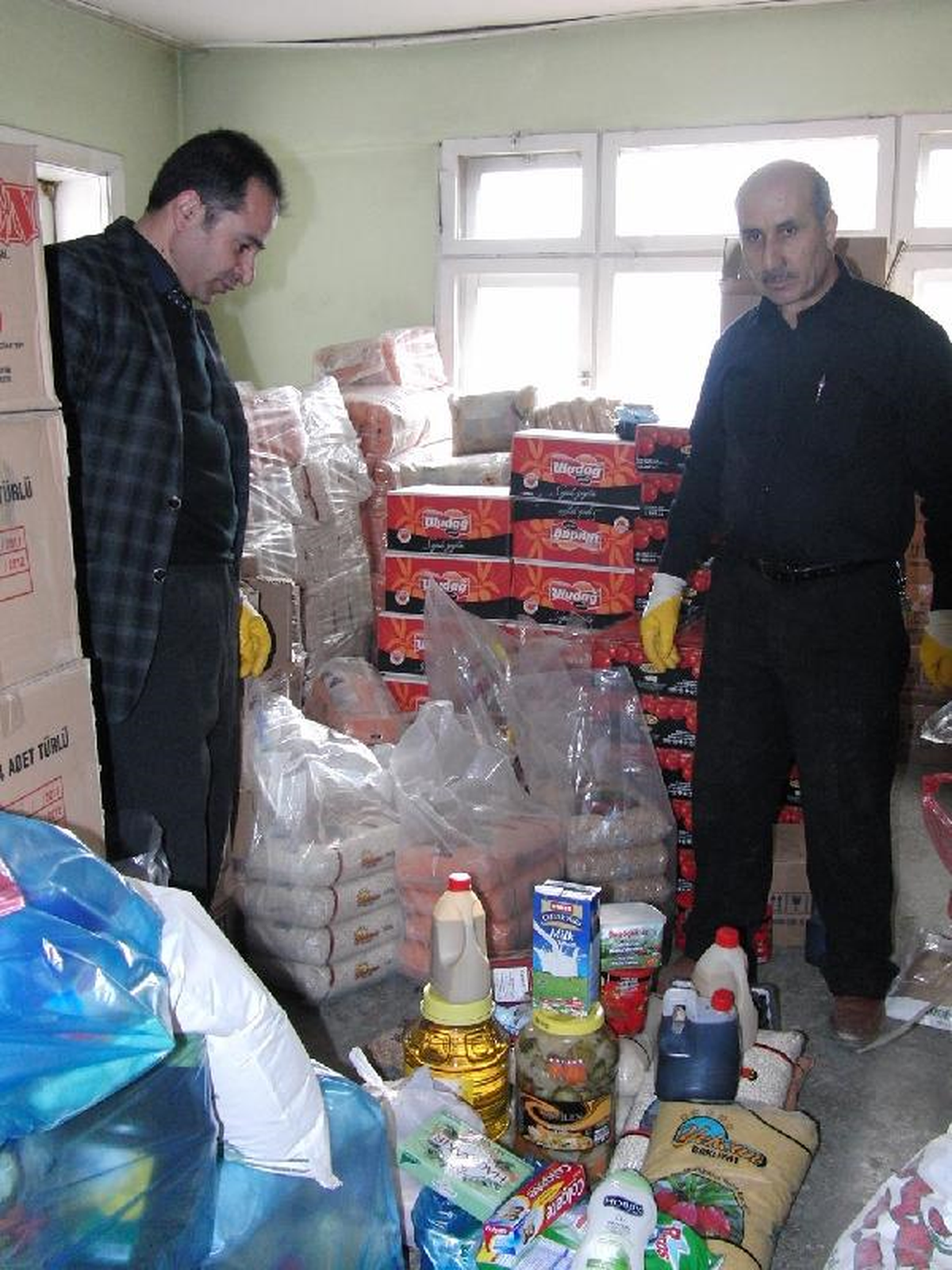 Şemdinli'deki Vanlı Depremzedelere Gıda Yardımı