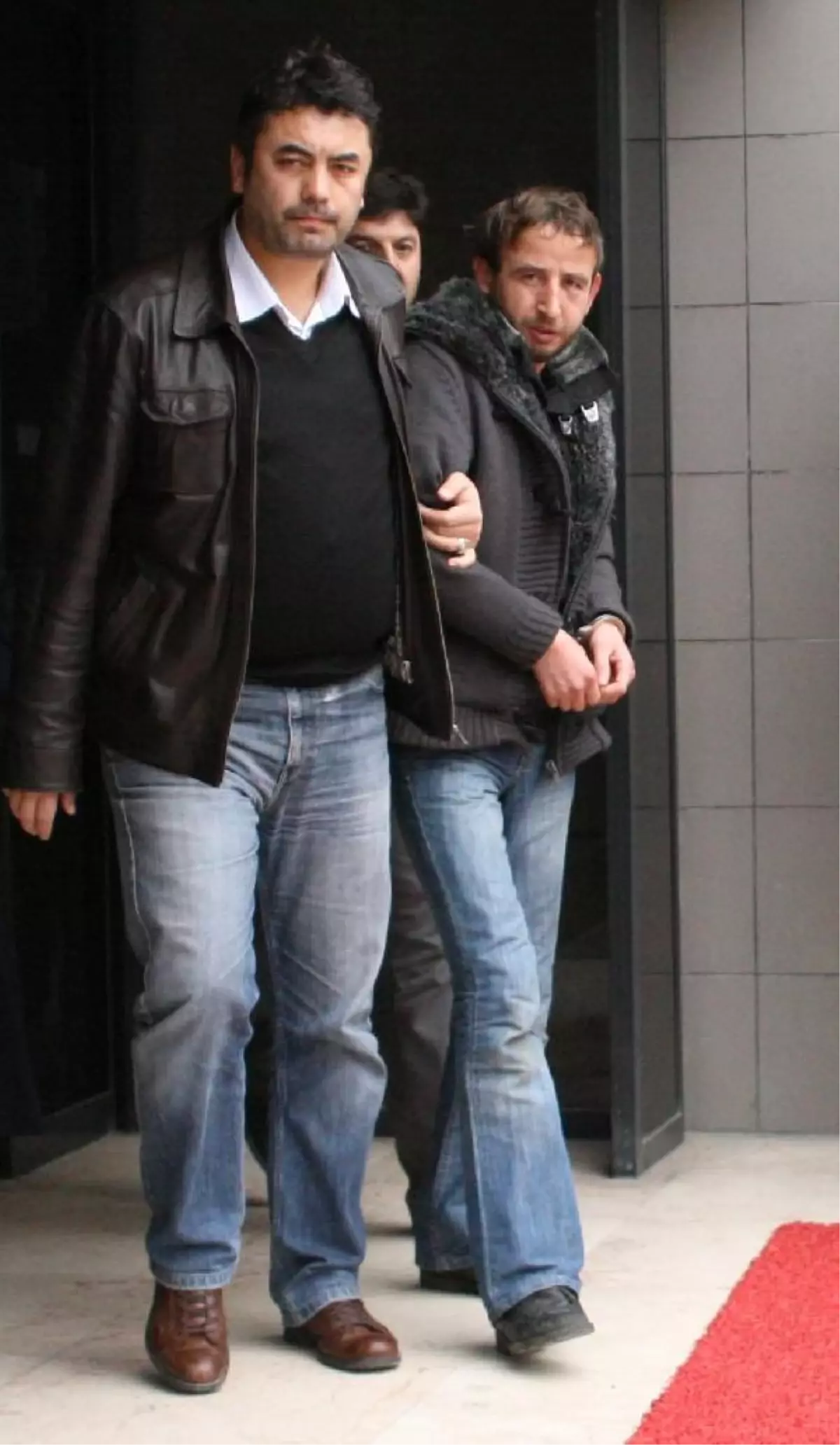 Silahlı Soyguncu Ayağı Taşa Takılınca Yakalandı