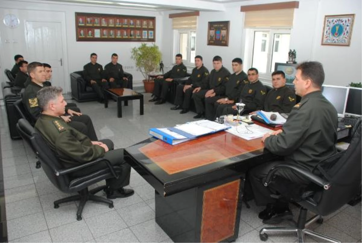 Stajlarını Tamamlayan Astsubaylardan Jandarma Bölge Komutanı Yılmaz\'a Ziyaret