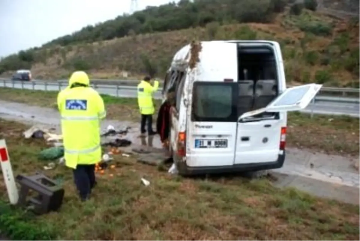 Tarım İşçilerini Taşıyan Minibüs Takla Attı: 2 Ölü 13 Yaralı