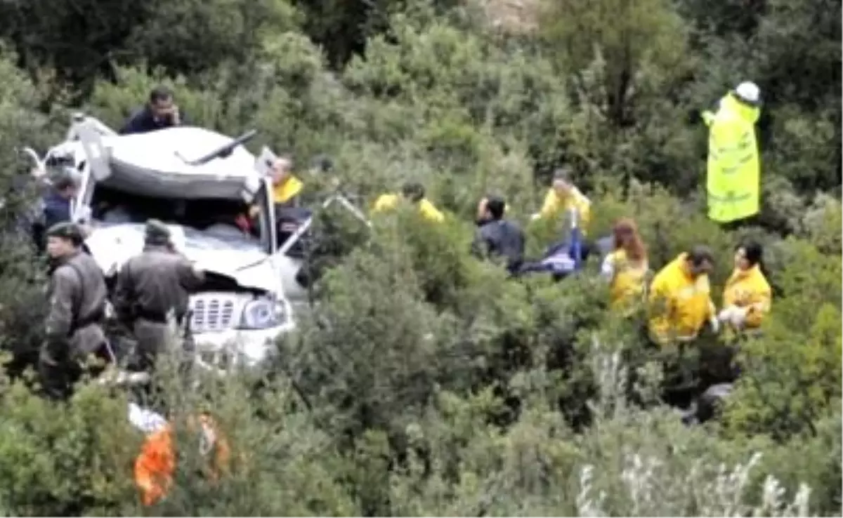 Uçuruma Uçan Otomobildeki 3 Kişi Öldü, 1 Kişi Yaralandı