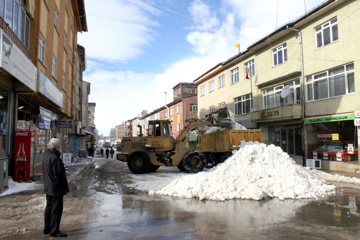 Yıldızeli'nde 100'den Fazla Köy Yolu Ulaşıma Kapalı