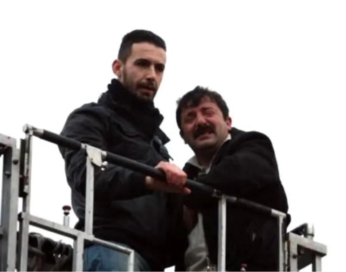 Zabıtaya Kızdı Yön Tabelasına Çıktı