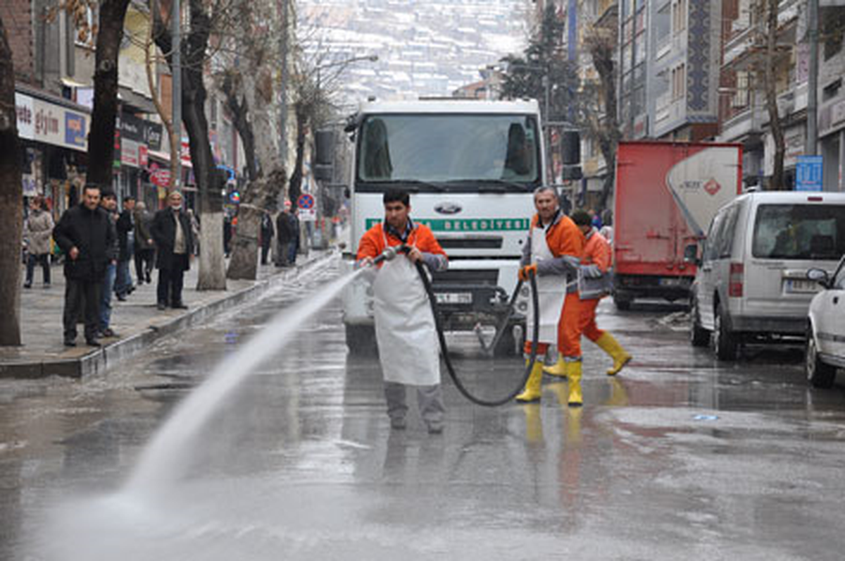 Ana Cadde ve Sokaklar Yıkanıyor