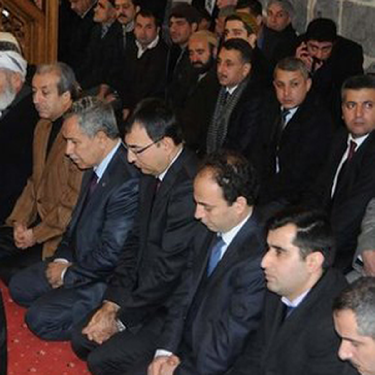 Arınç ve Baydemir Birlikte Saf Tuttu